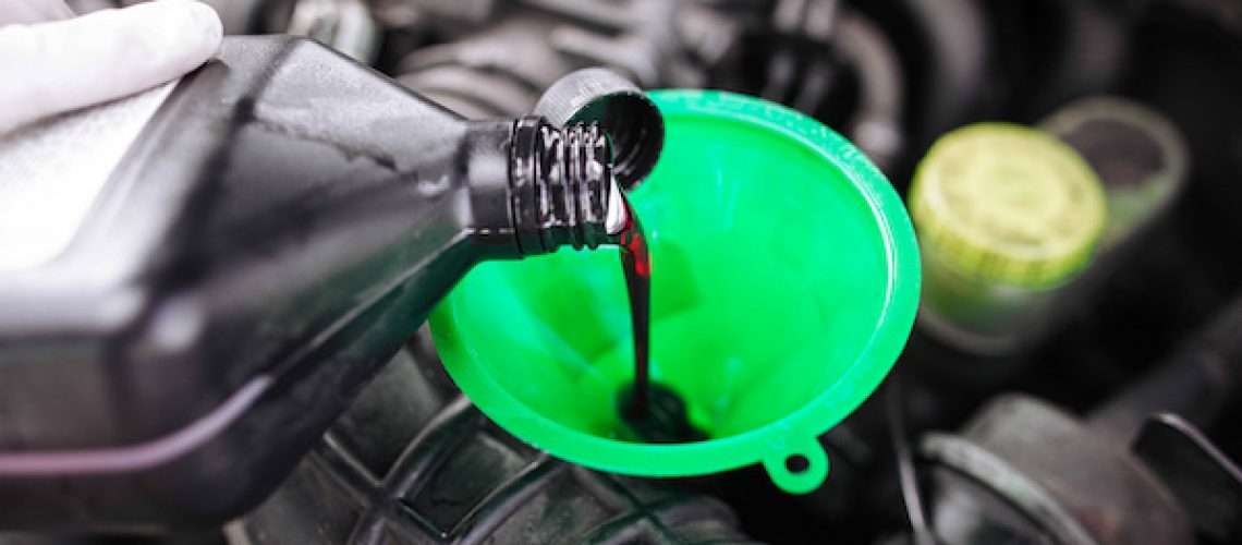 pour gear oil into the car through the watering can. replacement of technical fluids.